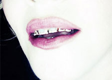 Мадонна украсила зубы золотом и бриллиантами