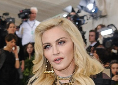 «Совсем с ума сошла!»: Мадонна снялась в образе мертвой Мэрилин Монро