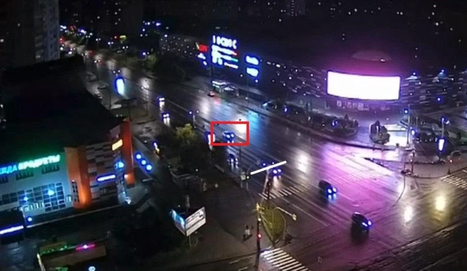 Красной рамкой выделен Porsche в момент включения на светофоре желтого (запрещающего) сигнала. Стоп-линия обозначена белым. У этого светофора есть режим мигания зеленого в течение трех секунд, что в сочетании с трехсекундным желтым оставляет массу возможностей остановиться если не у стоп-линии, то до границы пересечения | Источник: камеры компании «Интерсвязь»