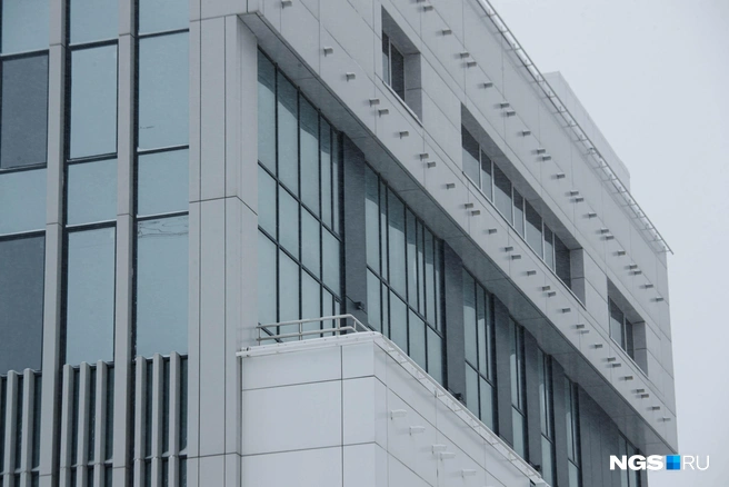Несколько лет назад долгострой ожил. Сейчас здание визуально выглядит готовым | Источник: Андрей Бортко / NGS.RU