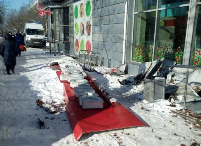В Нижнем Новгороде пенсионерку убило вывеской «Пятерочки» | ya62.ru