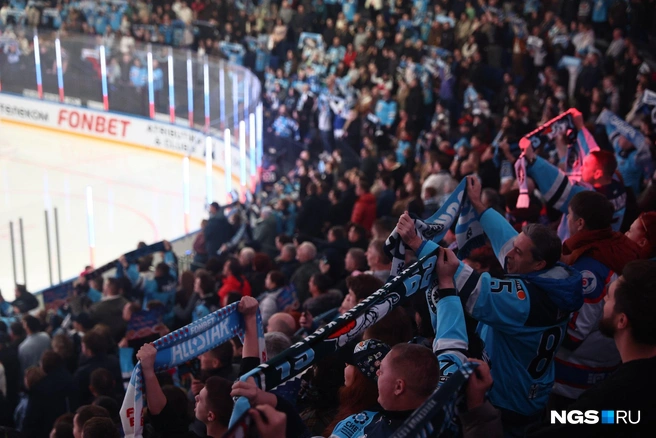 Поддержка у ХК «Сибирь» была очень сильная. Фанаты старались перекричать болельщиков «Динамо» | Источник: Александр Ощепков / NGS.RU