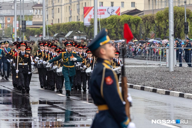 По Красрабу военные на 9 мая идут второй год подряд. Центр города перекрыт из-за стройки метро | Источник: Мария Ленц / NGS24.RU