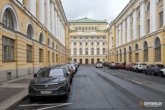 «Фонтанка» сравнила запаркованность центра Петербурга до и после повышения тарифов. Результат удивил | Источник: Михаил Огнев / «Фонтанка.ру»