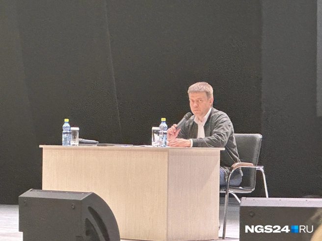 Котюков, сидя за столом, сначала записывал вопросы и пожелания людей, а потом отвечал на них | Источник: Руслан Руденко / NGS24.RU