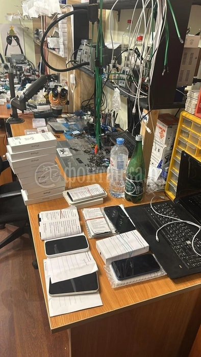 «Яблоки» с гнильцой. Полиция накрыла точку по продаже пересобранных iPhone на Марата и нашла тайную комнату | Источник: FONTANKA.RU