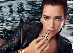 Еще одна: Дуа Липа стала лицом YSL Beauty