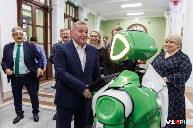 Робот, кажется, сказал что-то смешное… | Источник: Алексей Волхонский / V1.RU