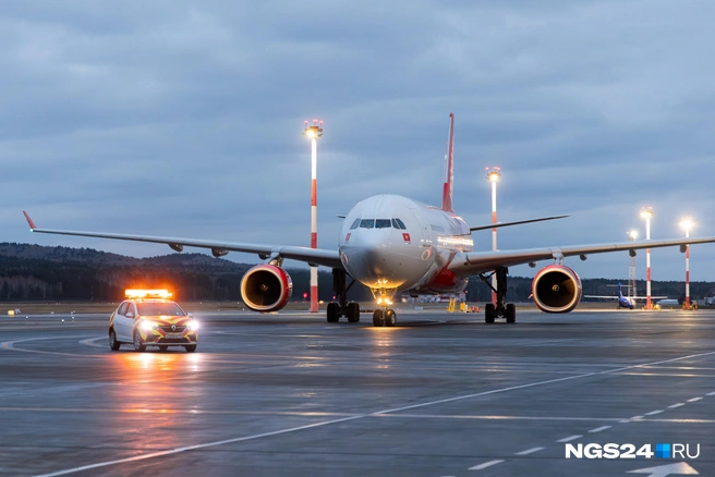 Пассажирам обещают вынести еду и воду | Источник: Мария Ленц / NGS24.RU