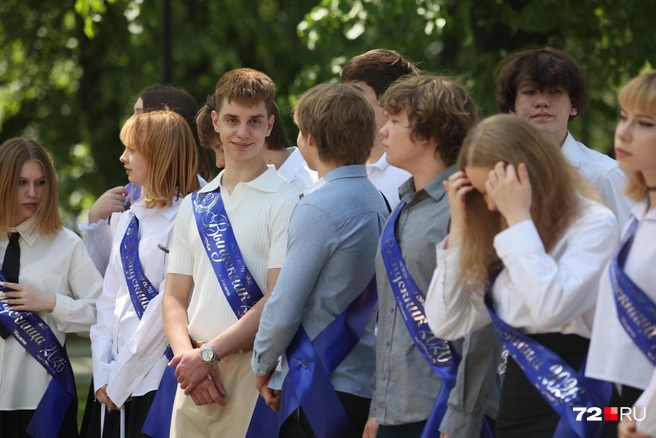 Выпускникам 15-й школы повезло с местоположением. И в этом году они перенесли свою линейку прямо в Александровский сад | Источник: Ирина Шарова/ 72.RU