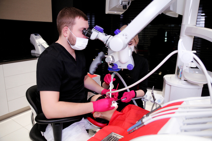 Лечим зубы под микроскопом: как выглядит новый формат стоматологической клиники