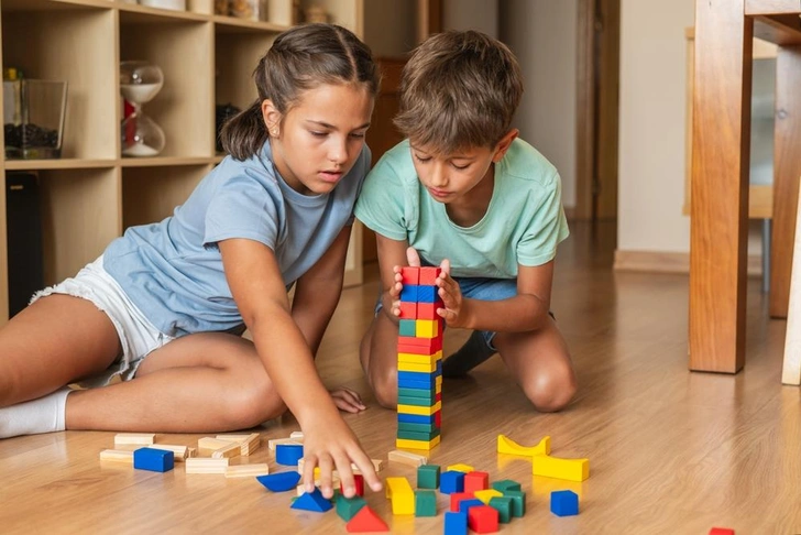 «Поиск сокровищ», «Мастер подсказок» и еще 13 игр из подручных средств, в которые можно играть в дороге и дома | Источник: Nanci Santos Iglesias/Shutterstock/Fotodom.ru