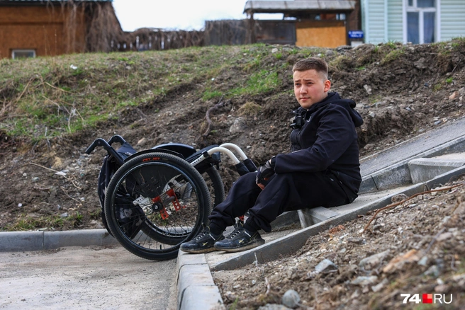 Подвижность в ногах у парня частично сохранена, поэтому при необходимости он может выбраться из коляски и, помогая себе руками, подниматься или спускаться&nbsp;по ступеням | Источник: Михаил Шилкин