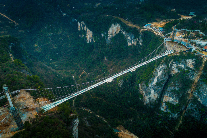 Покачаться над пропастью: 7 самых экстремальных подвесных мостов мира