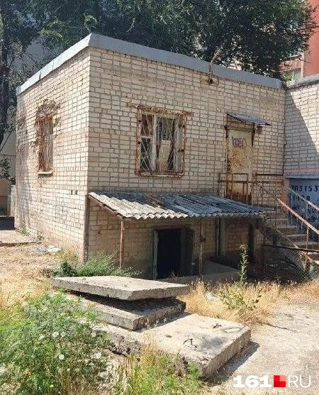 Здание, где проходят трубы | Источник: читатель 161.RU