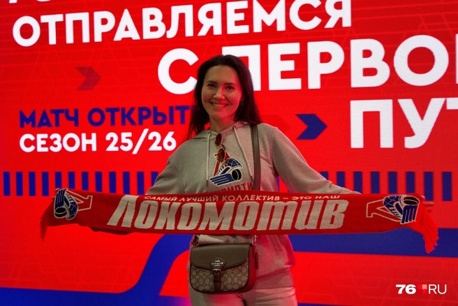 На матче фанатам «Локо» выдавали атрибутику клуба | Источник: Кирилл Поверинов / 76.RU