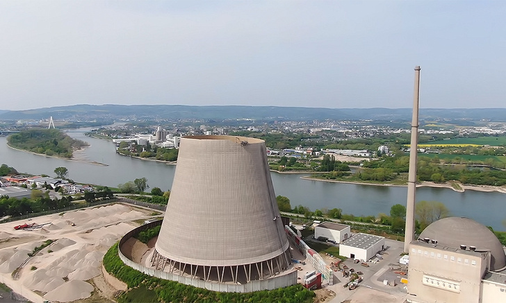 Экскаватор «поедает» гигантскую трубу атомной электростанции (видео)