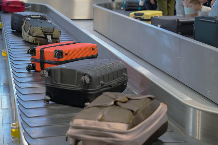 Месть за опоздание на рейс: что сотрудник аэропорта нацарапал на чемодане пассажиров?