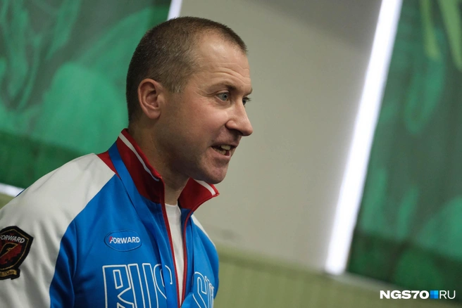 Тренер следит за выступлением спортсмена и кричит ему слова поддержки | Источник: Варвара Фролова / NGS70.RU