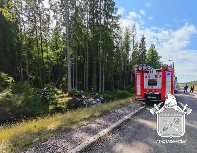 Автомобиль врезался в препятствие и опрокинулся на крышу в кювете | Источник: ГКУ «Леноблпожспас»