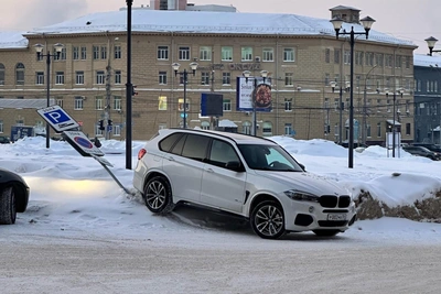 BMW X5 придавил дорожный знак на парковке у ГПНТБ