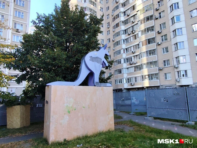По словам местных, этого кенгуру пытались чем-то покрасить и испортили статую | Источник: Александра Кудряшова / MSK1.RU