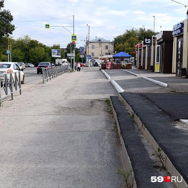 По техническому заданию здесь хотят сделать трехметровые тротуары, но они и сейчас довольно широкие | Источник: Юлия Рожкова / 59.RU