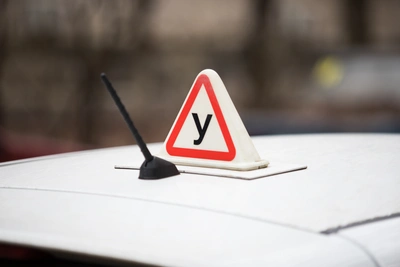 Красноярка потеряла машину у здания ГАИ из-за отсутствия прав