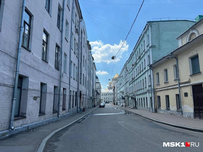 В 150 метрах от дома находится Кремль, вдали от него виднеются золотые купола Храма Христа Спасителя | Источник: Елена Халматова / MSK1.RU