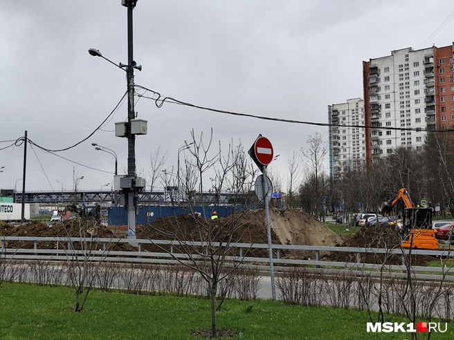 Прямой выезд с Загорьевской улицы на Липецкую закрыли в конце 2024-го из-за того, что открыли выезд на дублер под эстакаду | Источник: Игорь Мещанев / MSK1.RU