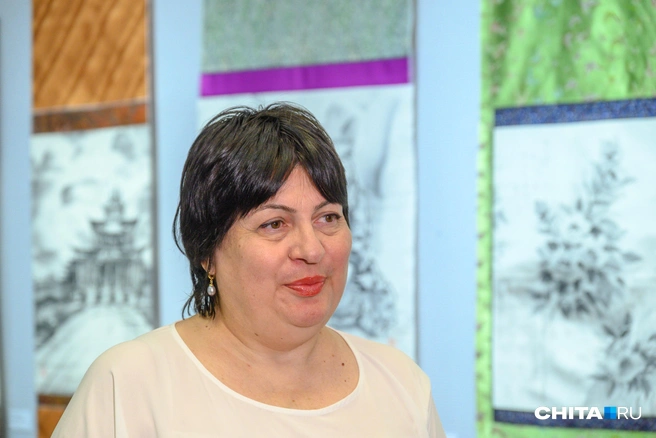 Художница Ирина Левашева привезла свои работы и своих учеников | Источник: Олег Фёдоров / CHITA.RU