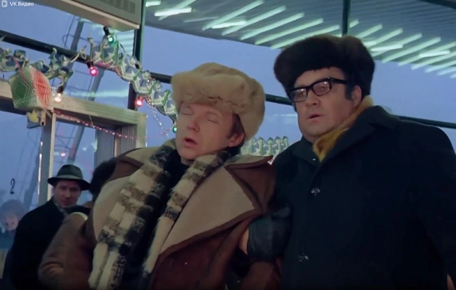 Женя и его видавшая виды шапка-ушанка из кролика | Источник: кадр из фильма «Ирония судьбы, или С легким паром!» (6+), реж. Эльдар Рязанов, киностудия «Мосфильм», 1975 год