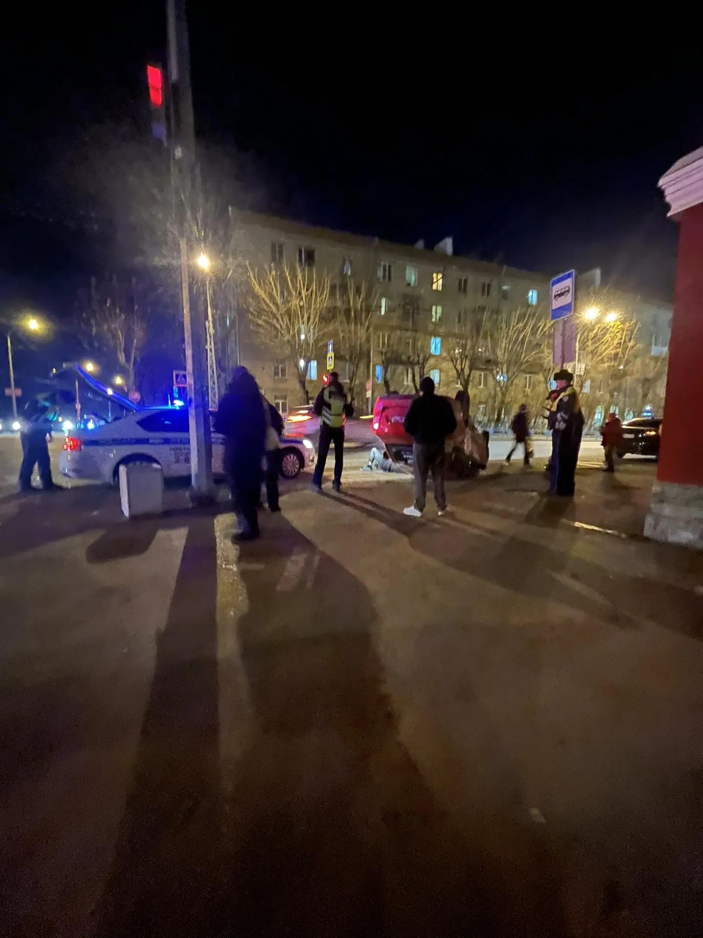 Легковушка перевернулась возле пожарной части в Екатеринбурге — кадры с места ДТП