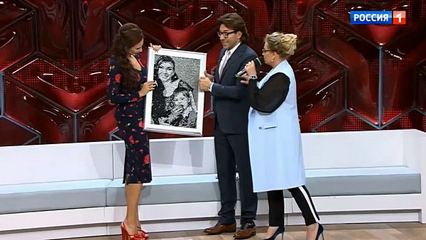 Эвелине Бледанс подарили портрет, выложенный стразами
