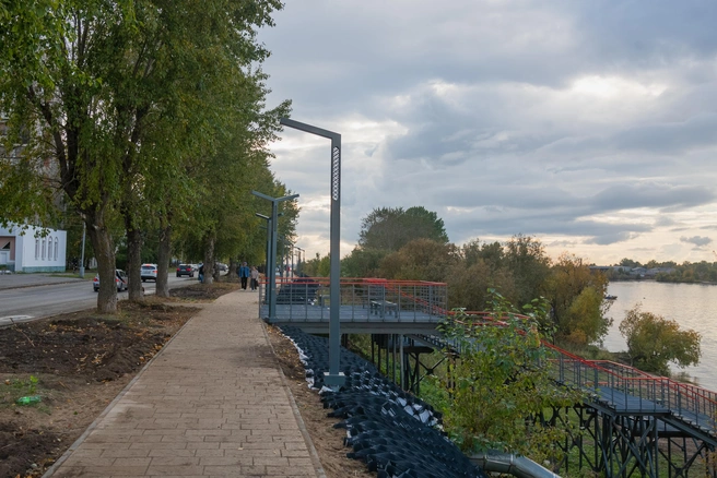 Тротуар облагородили, спуск сделали, фонари поставили | Источник: Иван Митюшёв / 29.RU