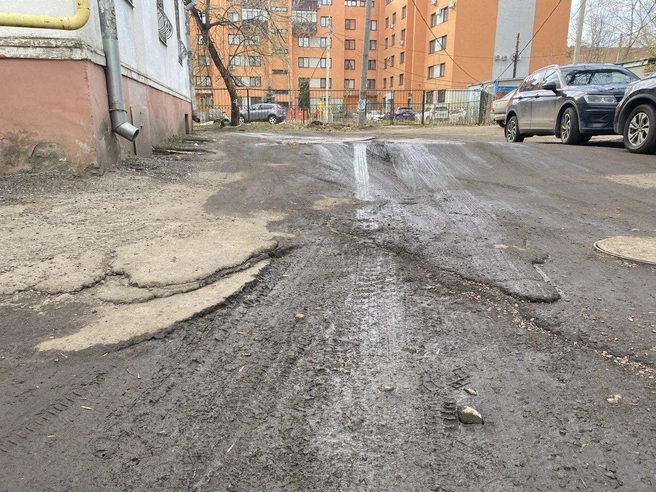 После московских улиц состояние дворов в Ярославле может производить удручающее впечатление. | Источник: Светлана Ефимова