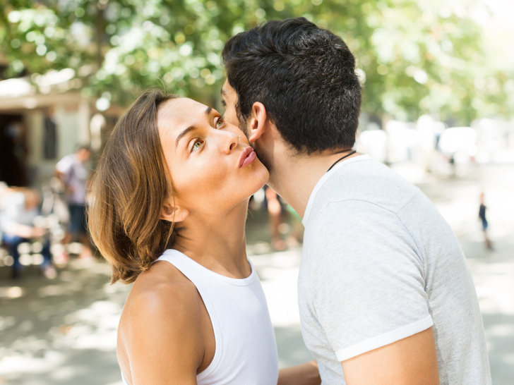 Фото №2 - Этикет поцелуев: с кем, когда и сколько раз уместно целоваться