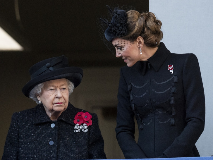 Меган Маркл и Кейт Миддлтон в строгих черных пальто и другие члены королевской семьи посетили торжественную церемонию в честь Дня памяти