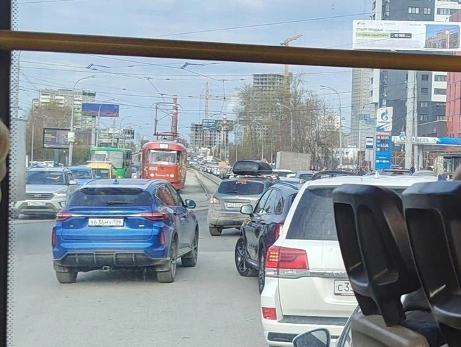 На время ремонта закроют две полосы Малышевского моста в сторону ЖБИ | Источник: читательница E1.RU Ирина
