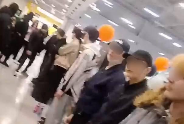 Как будто какие-то уголовники! В Челябинске силовики устроили облаву на подростков в ТРК (видео)