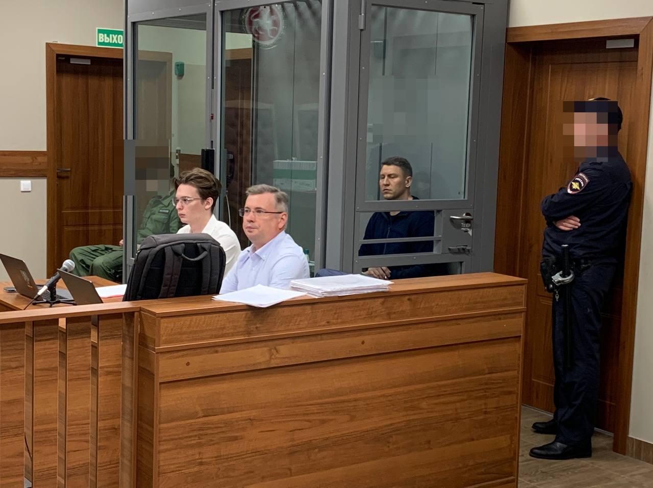 Соседу разобрали балкон. Стало известно, как мать экс-главы КирМоса задним числом переделала и сдала квартиру под магазин