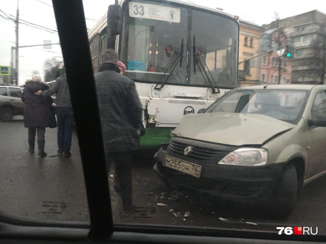 Автобус врезался в «Рено» на пересечении проспекта Октября и улицы Республиканской | Источник: Елена Вахрушева