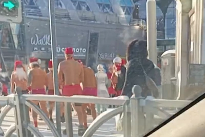 В Екатеринбурге голые Деды Морозы и Снегурочки устроили забег