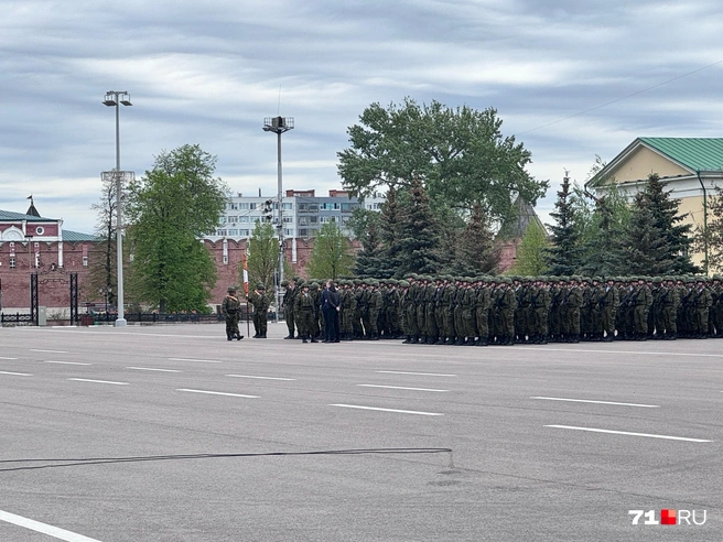 Военные выстраиваются на площади в Туле | Источник: Александр Горбанев / 71.RU