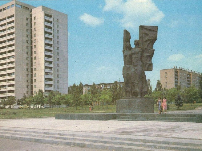 Памятник «Дружба крылатая» в 1980-х, без современных аттракционов вокруг. | Источник: Фото В. Панова. Комплект из 15 цветных открыток. Издательство «Планета», 1981