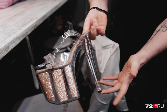 Это стрипы пятого размера. На таких девушки работают с 22 часов до 6 утра | Источник: Ирина Шарова / 72.RU