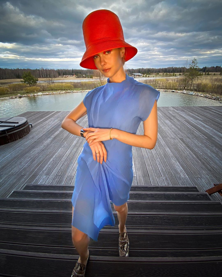 Почти лето: Ольга Карпуть в голубом платье и шляпе Nina Ricci