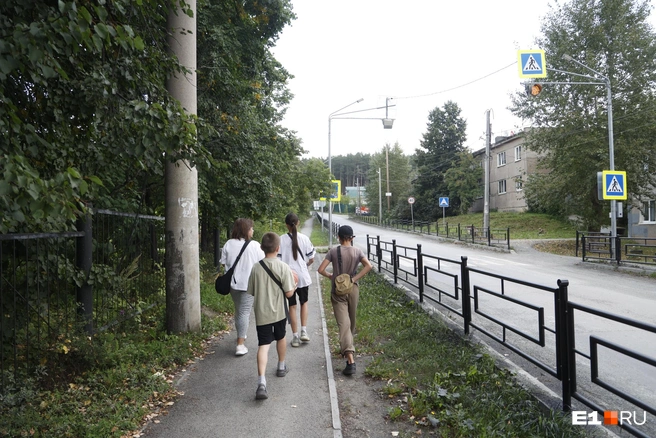 Друзья подростков водят на место трагедии журналистов, которые приезжают в поселок друг за другом | Источник: Владислав Лоншаков / E1.RU