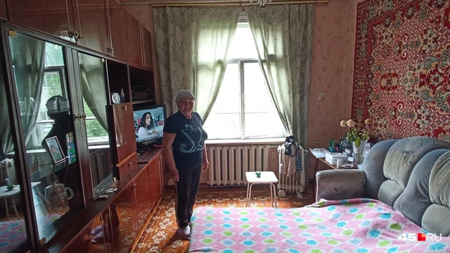 В своих квартирах пенсионерки наводят порядок, но ремонт подъезда им не осилить | Источник: Анна Сарапульцева /45.RU