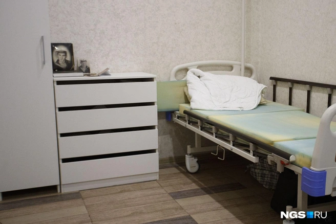 Это комната для тяжелобольных — в ней только одна кровать | Источник: Андрей Бортко / NGS.RU